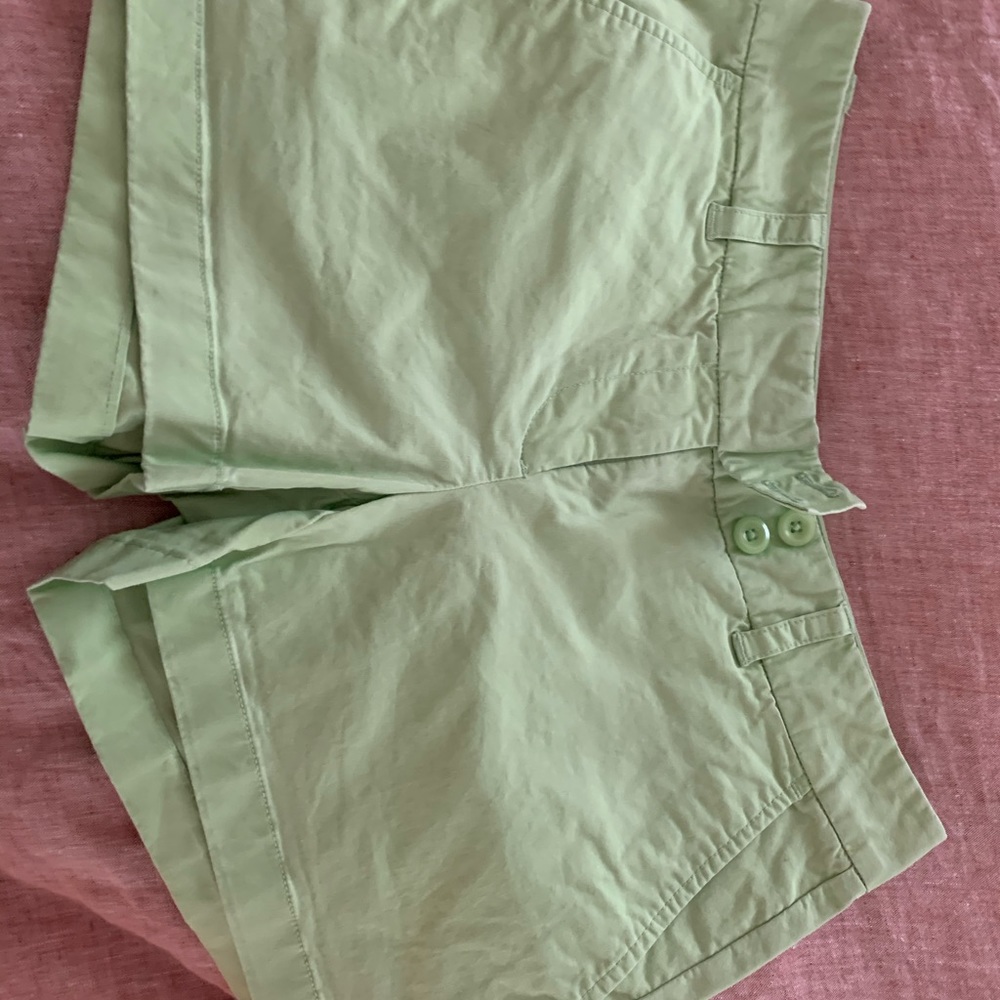 Light green vineyard vines shorts